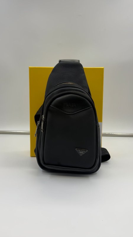 شنط كتف رجالي كولتي عالي من PRADA (برادا )